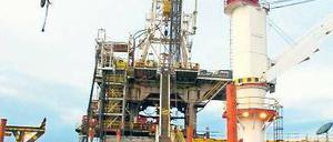 Öl aus Afrika. Für die Förderung von Gas und Öl (wie hier in Angola) kassieren die Konzerne Milliarden. Bei den Menschen kommt davon allerdings kaum etwas an.