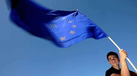 Mitmachen für Europa - Tagesspiegel Online und Arte stellen Projekte vor. Im Bild: Ein Bulgare schwenkt eine EU-Fahne.