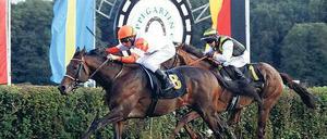 Gut gelaufen. Adrie de Vries auf Pastorius (links) war am Sonntag in Hoppegarten für die Konkurrenten zu schnell und gewann verdient. Rund 15 000 Zuschauer verfolgten das Hauptrennen. Foto: Jürgen Engler