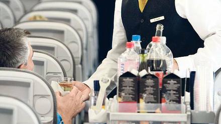 Tomatensaft? Gerne. Mit Pfeffer und Salz? Ja, bitte. 