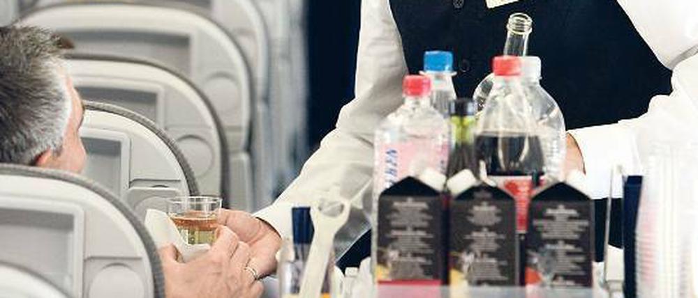 Tomatensaft? Gerne. Mit Pfeffer und Salz? Ja, bitte. 