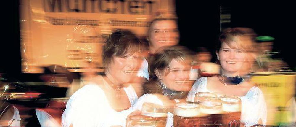 Günstige Maß. Im Brandenburger München kostet der Liter Bier 6,00 Euro. Auf der echten Wies’n werden rund 9, 50 Euro fällig. 