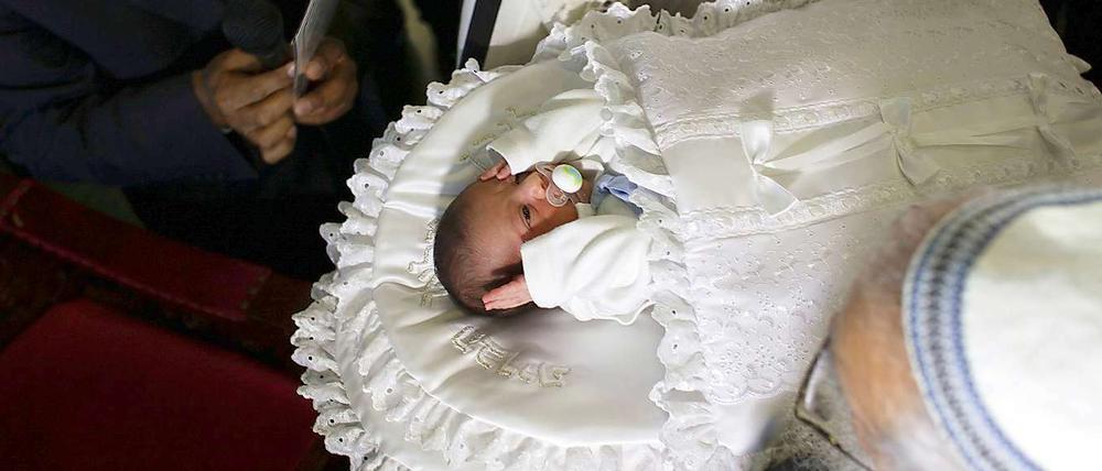 Zeremonie. Ein kleiner Junge wird beschnitten. Das Ritual ist in der jüdischen Tradition von großer Bedeutung – und heftig umstritten.