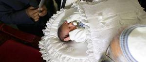 Zeremonie. Ein kleiner Junge wird beschnitten. Das Ritual ist in der jüdischen Tradition von großer Bedeutung – und heftig umstritten. 