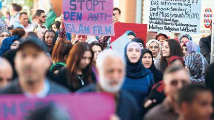Klarheit muss herrschen. Ein Demonstrant nennt das umstrittene Mohammed-Video einen „Anti-Islam-Film“. Weiß jeder, was gemeint ist? Foto: Thomas Niedemüller/dpa