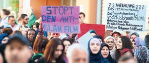 Klarheit muss herrschen. Ein Demonstrant nennt das umstrittene Mohammed-Video einen „Anti-Islam-Film“. Weiß jeder, was gemeint ist? Foto: Thomas Niedemüller/dpa