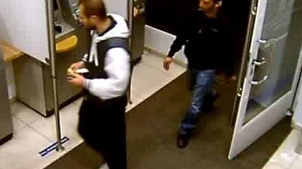 Die Berliner Polizei sucht zwei mutmaßliche Räuber mit den Bildern einer Überwachungskamera.