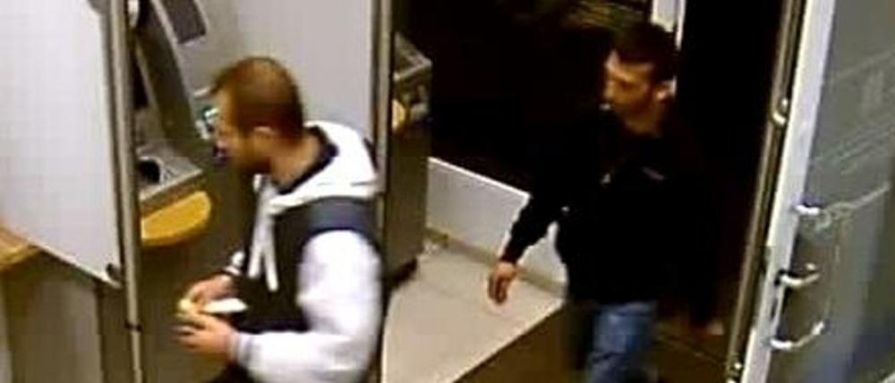 Die Berliner Polizei sucht zwei mutmaßliche Räuber mit den Bildern einer Überwachungskamera.