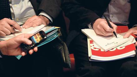 Zahlen, bitte. Mitarbeiter machen sich in der Nationalversammlung Notizen zum Haushalt 2013 – vor allem Reiche und große Unternehmen sollen mehr Steuern zahlen.