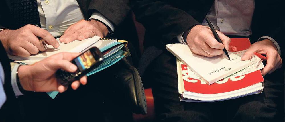 Zahlen, bitte. Mitarbeiter machen sich in der Nationalversammlung Notizen zum Haushalt 2013 – vor allem Reiche und große Unternehmen sollen mehr Steuern zahlen.
