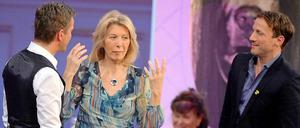 Verschwommen im Hintergrund sitzt der Pudel noch brav auf dem Schoß von Frauchen.