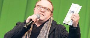 Auf der Bühne. Schauspieler Gustav Peter Wöhler, der auch singt, übernimmt die Rolle des am 1. Oktober verstorbenen Dirk Bach. Foto: dpa