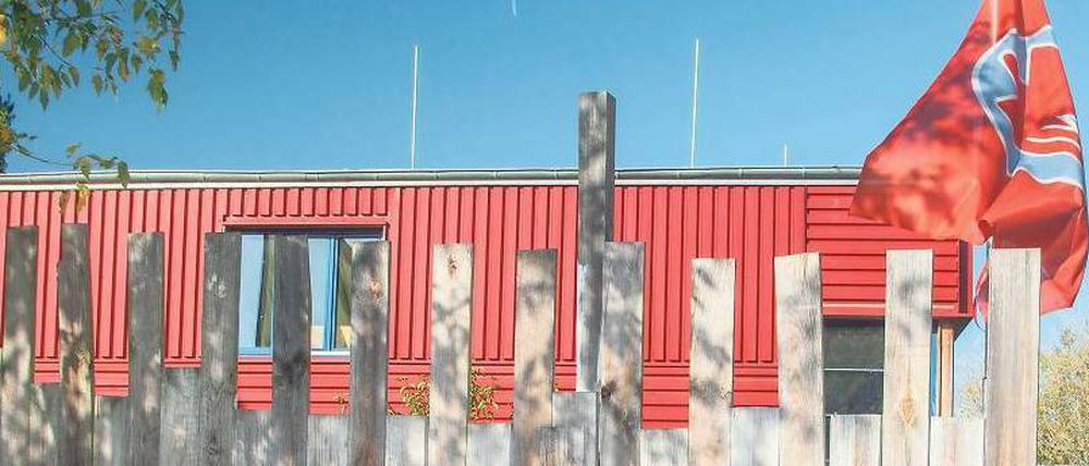 Abgeschirmt. Das Anton-Schmaus-Haus der SPD-nahen Jugendorganisation Falken in Britz ist im Visier von Rechtsextremisten. Der Bauzaun wurde in der Nacht zu Dienstag von unbekannten Tätern mit Nazi-Symbolen beschmiert.