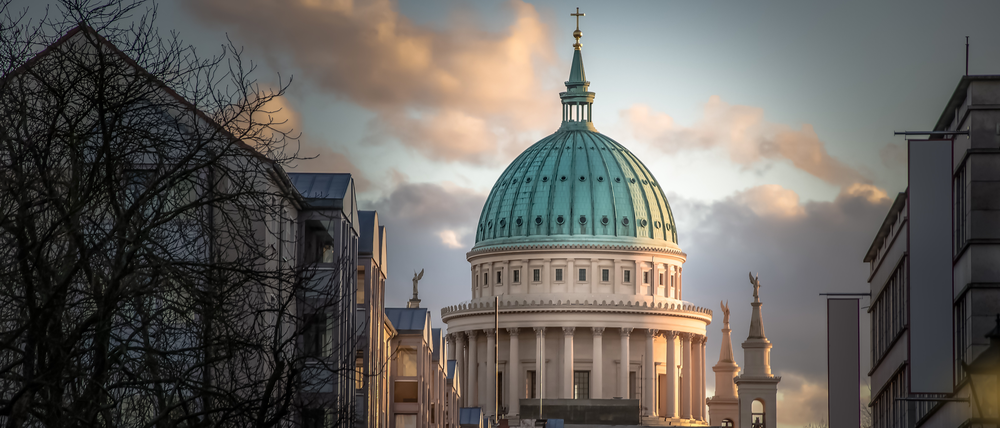 Neben den vielen historischen Gebäuden - wie hier der Dom der St. Nikolaikirche am Alten Markt - gehören die seit 1991 zum UNESCO– Weltkulturerbe zählenden Park- und Schlossanlagen zu den Besonderheiten der Stadt Potsdam, welche jedes Jahr immer mehr Besucher aus aller Welt anziehen. Seit Mitte des 19. Jahrhunderts entwickelte sie sich zu einer Behördenstadt und einem Wissenschafts- bzw. Medienzentrum.