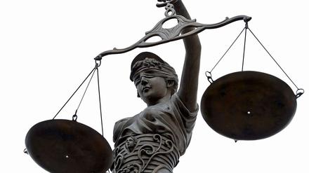 Bekommen die Beamten vor Gericht Recht, kann es für das Land teuer werden.