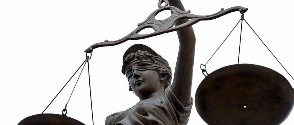 Bekommen die Beamten vor Gericht Recht, kann es für das Land teuer werden.