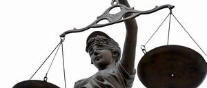 Bekommen die Beamten vor Gericht Recht, kann es für das Land teuer werden.