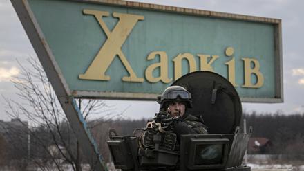 Ein Soldat der ukrainischen Nationalgarde bewacht den mobilen Kontrollpunkt zusammen mit Agenten des ukrainischen Sicherheitsdienstes und Polizeibeamten während einer gemeinsamen Operation in Charkiw. Russland hat Befürchtungen des Westens vor einem bevorstehenden Einmarsch Moskaus in die Ukraine erneut zurückgewiesen. 