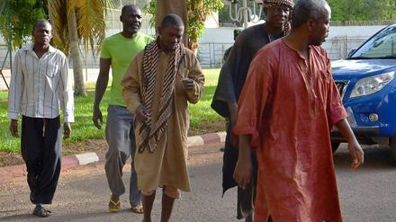 Endlich frei. Diese fünf afrikanischen Nothelfer sind in Malis Nachbarland Niger nach wochenlanger Gefangenschaft durch Al Qaida im islamischen Maghreb freigelassen worden. Vermutlich ist Geld geflossen, um die fünf Männer freizubekommen. Ein weiterer Helfer aus dem Tschad hat die Entführung nicht überlebt. 