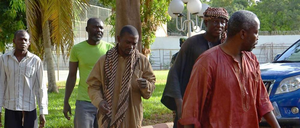 Endlich frei. Diese fünf afrikanischen Nothelfer sind in Malis Nachbarland Niger nach wochenlanger Gefangenschaft durch Al Qaida im islamischen Maghreb freigelassen worden. Vermutlich ist Geld geflossen, um die fünf Männer freizubekommen. Ein weiterer Helfer aus dem Tschad hat die Entführung nicht überlebt.