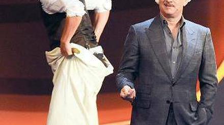 Häschen hüpf. Tom Hanks (r.) beim Kindergeburtstag von Markus Lanz. Foto: dpa