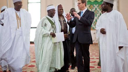 Ein Zeichen für interreligiöse Toleranz wollte Außenminister Guido Westerwelle mit einem Besuch in der Zentralmoschee in Nigerias Hauptstadt Abuja setzen. Nur noch selten dürfen Nicht-Muslime die Moschee von innen sehen. Denn seit der jüngsten Anschlagswelle der islamistischen Sekte Boko Haram hat sich die Sicherheitslage auch in der Hauptstadt dramatisch verschlechtert. 