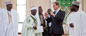 Ein Zeichen für interreligiöse Toleranz wollte Außenminister Guido Westerwelle mit einem Besuch in der Zentralmoschee in Nigerias Hauptstadt Abuja setzen. Nur noch selten dürfen Nicht-Muslime die Moschee von innen sehen. Denn seit der jüngsten Anschlagswelle der islamistischen Sekte Boko Haram hat sich die Sicherheitslage auch in der Hauptstadt dramatisch verschlechtert. 