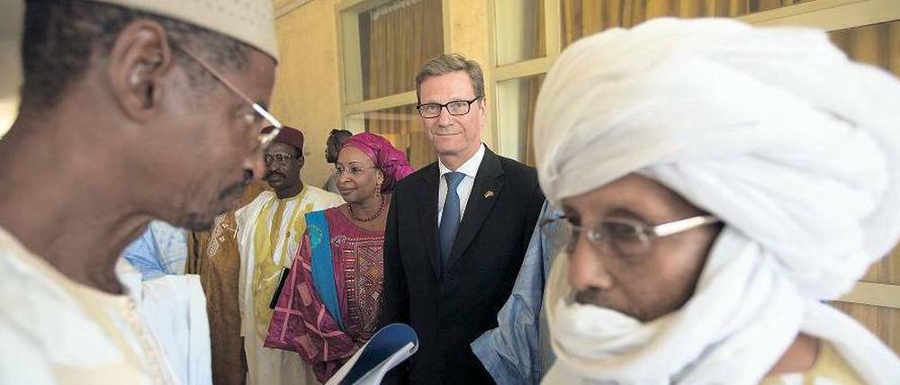 Unter Freunden. Außenminister Guido Westerwelle (FDP) war begeistert von seinem Austausch mit nordmalischen Abgeordneten. Denn im Gegensatz zu Gesprächen mit Regierungsvertretern sagten die Abgeordneten zum Teil temperamentvoll ihre Meinung. Sie können sich Friedensverhandlungen unter deutscher Führung gut vorstellen. Foto: Michael Kappeler/dpa