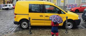 Berliner Alltag. Kinder haben an derart zugeparkten Ecken keine Chance, den Verkehr zu überblicken.