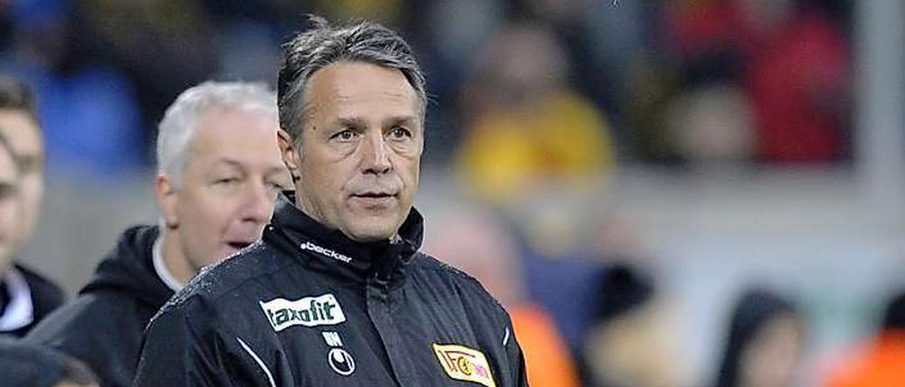 Taktik im Blick. Verändert Neuhaus heute wieder die Aufstellung seiner Mannschaft?