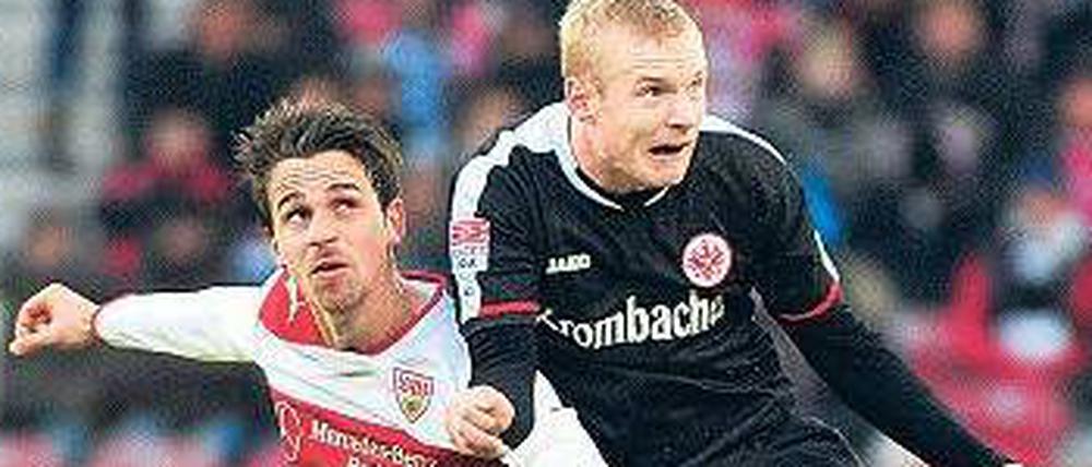 ... und springen kann er auch. Sebastian Rode (rechts) flitzt unermüdlich zwischen beiden Strafräumen hin und her. Hier duelliert er sich mit dem Stuttgarter Martin Harnik.