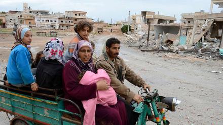 Eine Familie flüchtet aus dem Norden Syriens.