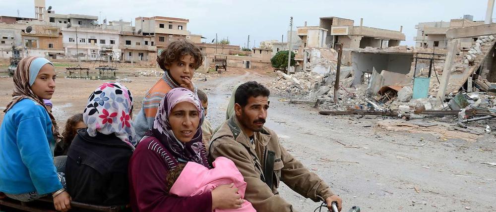 Eine Familie flüchtet aus dem Norden Syriens.