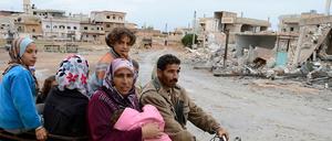 Eine Familie flüchtet aus dem Norden Syriens.