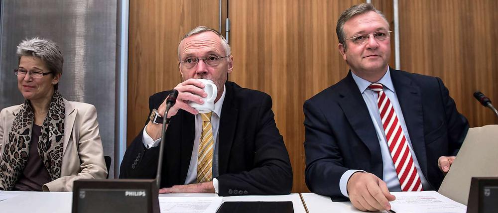  Innensenator Frank Henkel (r.), Verfassungsschutzchefin Claudia Schmid (l.) und Staatssekretaer Bernd Krömer stellten sich am Freitag den Fragen der Parlamentarier. 