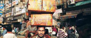 Hoch hinaus. Durch den Aufstieg der Schwellenländer wird der Unterschied zwischen Arm und Reich bald nicht mehr so groß sein, erwartet die OECD. Bis 2060 könnte sich das Pro-Kopf-Einkommen in China und Indien, hier der Markt in Neu-Delhi, versiebenfachen. Foto: dpa