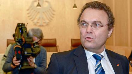 Innenminister Hans-Peter Friedrich (CSU) verteidigte in Karlsruhe die Antiterrordatei.
