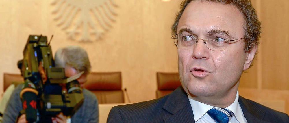 Innenminister Hans-Peter Friedrich (CSU) verteidigte in Karlsruhe die Antiterrordatei.