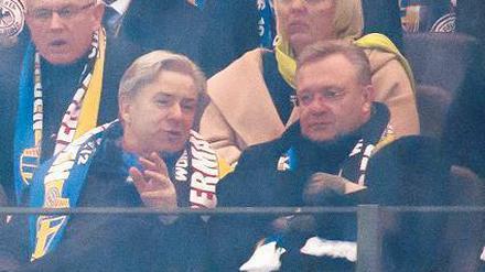 Dienst? Oder Vergnügen? Wowereit mit Henkel beim Fußball. Foto: dapd