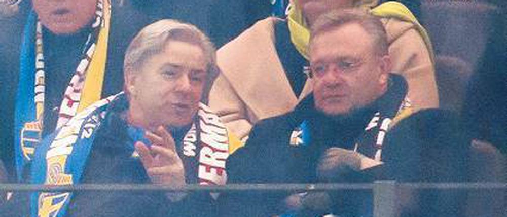 Dienst? Oder Vergnügen? Wowereit mit Henkel beim Fußball. Foto: dapd