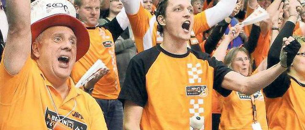 Anfeuerung ist erlaubt. Auf die übliche Show kurz vor dem Anpfiff müssen die Volleys-Fans aber heute verzichten. Foto: dapd