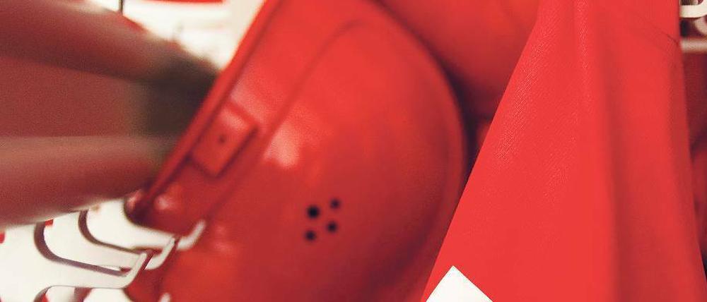 Rot sind nicht nur die Zahlen. Am Flughafen hängen die Warnwesten der Arbeiter. In wenigen Tagen soll es auf der Baustelle weitergehen. Eröffnung ist am 27. Oktober.Foto: dapd