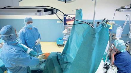 Immer mehr Operationen. Die Kosten für die Behandlung in deutschen Krankenhäusern steigen stetig. Das liegt unter anderem daran, dass dort immer häufiger operiert wird. Foto: Thomas Lohnes/dapd