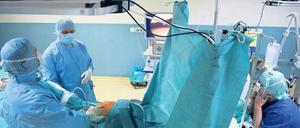 Immer mehr Operationen. Die Kosten für die Behandlung in deutschen Krankenhäusern steigen stetig. Das liegt unter anderem daran, dass dort immer häufiger operiert wird. Foto: Thomas Lohnes/dapd