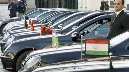 Diplomatenautos haben schon öfter für Ärger im Berliner Straßenverkehr gesorgt. Ein Zehlendorfer Rentner hat diesem Ärger Luft gemacht.