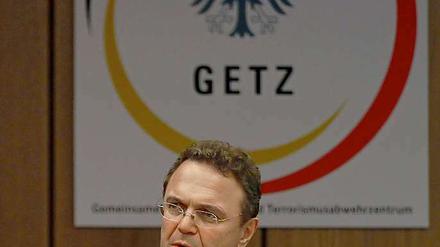 Innenminister Hans-Peter Friedrich (CSU) will nach der Eröffnung des Terrorabwehrzentrums in Köln "auf Augenhöhe" mit den Ländern beraten. 