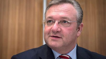 Frank Henkel (CDU) gerät in Erklärungsnot.