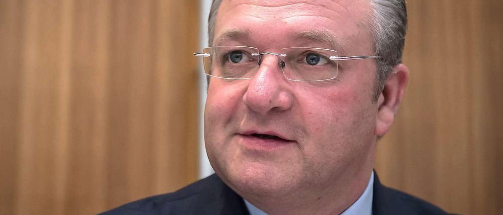 Frank Henkel (CDU) gerät in Erklärungsnot.
