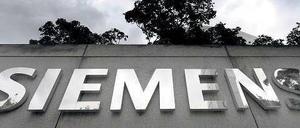Dunkle Wolken über Siemens. Konzernchef Peter Löscher will angeblich bis zu 10 000 Stellen streichen. 