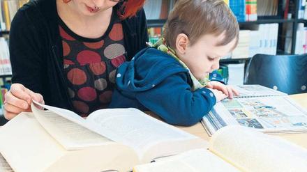 Liest du mir was vor? Damit das Kind mit hinein darf ins Seminar oder in die Bibliothek, muss man individuelle Absprachen mit Professoren und Dozenten treffen. Foto: dapd